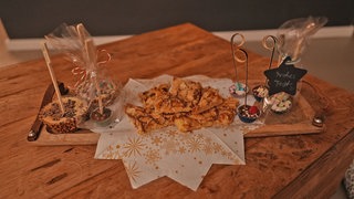 Nussecken und Trinkschokolade.