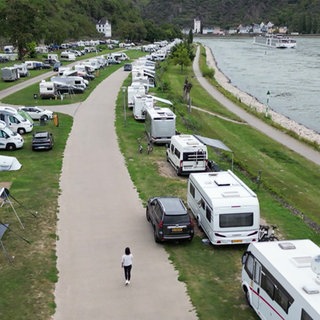 Der Campingplatz "Loreleyblick" mit vielen Campingwägen direkt am Ufer des Rheins.