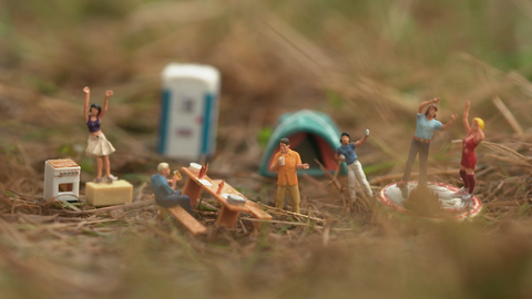 Feiernde Miniaturfiguren