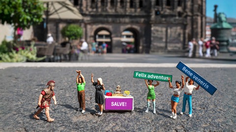 Die winzigen Figürchen wurden vor der Porta Nigra in Trier in Szene gesetzt.