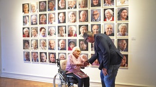 Friederike Zimmermann war Teil des Projektes, hier besucht sie die Ausstellung und begrüßt Fotograf Karsten Thormaehlen.