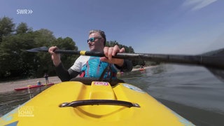 Stephan Horch in einem Kajak auf einem Fluss