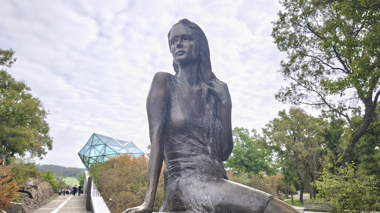 Die Loreleystatue auf dem Rheinsteig Wanderweg.