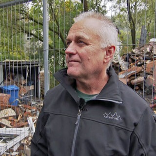 Anwohner vor Hausruinen nach der Explosion in Daaden