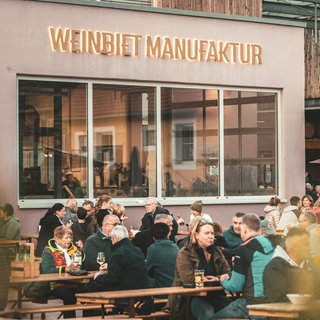 Landesschau-Moderator Holger Wienpahl ist auf dem Federweißer-Fest im Neustadter Ortsteil Mußbach unterwegs.