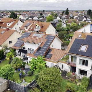 Photovoltaikanlagen auf vielen Dächern können auf eine Bürgerenergiegenossenschaft hinweisen