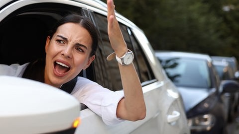 Fahrerin im Auto regt sich auf