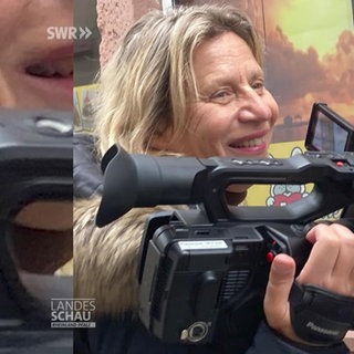 Bettina Höchel mit einer Kamera in der Hand