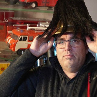Sebastian Uehlin mit seinen Modell-Feuerwehrautos.