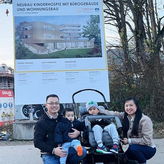 Familie vor dem neuen Versorgungszentrum in Trier