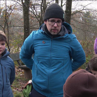 Lehrer mit seinen Schüler*innen