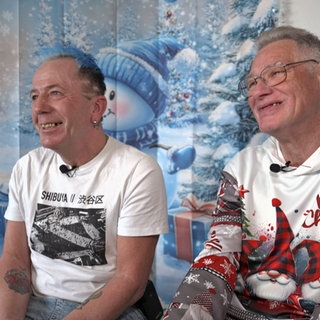 Logopäde Peter und Lesetrainer Jürgen Hallermann vor weihnachtlichem Hintergrund