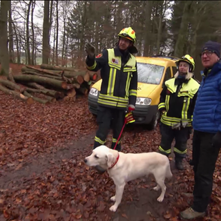Markus Bundt mit Rettungshund und ihren Führer*innen