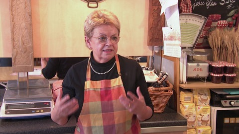 Frau in einer Backstube