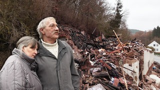 Ehepaar Blödorn steht nach dem Brand ihres Hauses vor dem Nichts. (Montage)