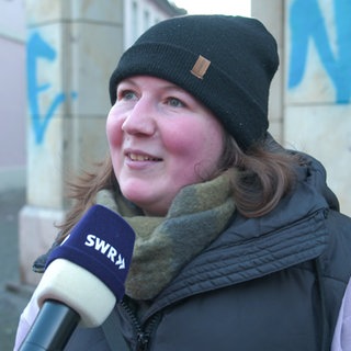Frau wird in der Trierer Innenstadt interviewt