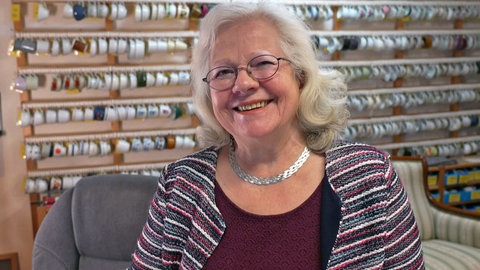 Elisabeth Hoffmann in ihrer Geschirrbörse