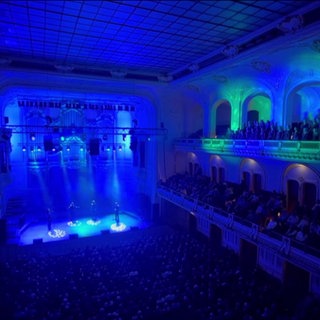 Ein Konzertsaal in blauem Licht