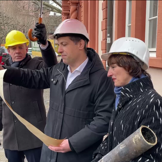 Nino Haase hat ein Pergament in der Hand
