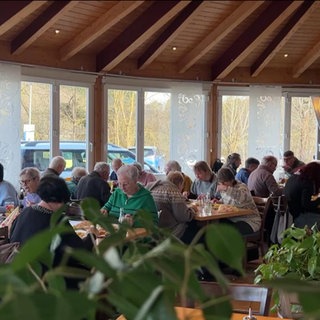 Senioren essen gemeinsam in einer Gaststätte