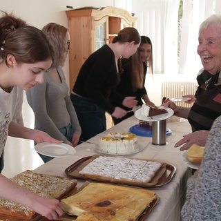 Berufsschüler backen für Seniorencafé