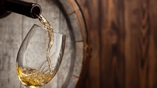 Wein vor einem Fass