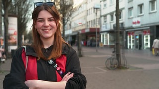 Diana Jashari macht Wahlkampf die Die Linke in Ludwigshafen