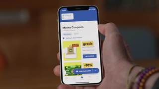 Handy mit Rabbat-App eines Discounters