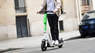 Junge Person auf ein E-Scooter