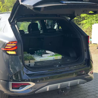 Auto mit Pflanzenpaketen im Kofferraum
