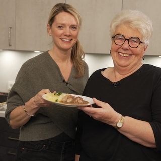 Margret Brinkmann und Susanne Nett präsentieren ihr gekochtes Zungenragout.