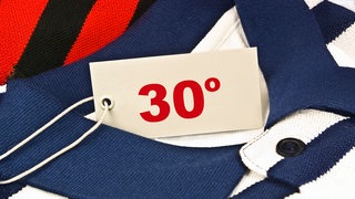30 Grad-Schild auf Kleidung als Symbol für Kaltwäsche