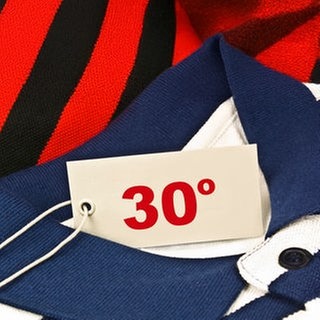30 Grad-Schild auf Kleidung als Symbol für Kaltwäsche