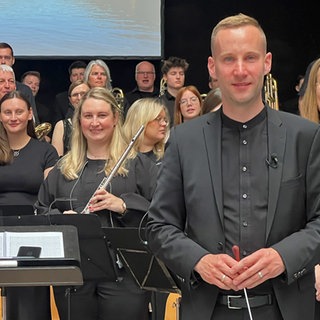 Dirigent Johannes Born vor seinem Projektorchester