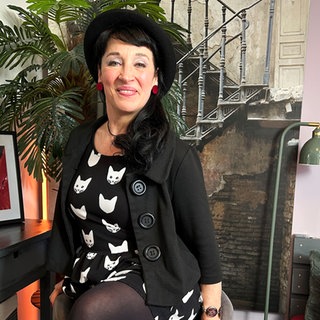 Frau mit Vintagekleid
