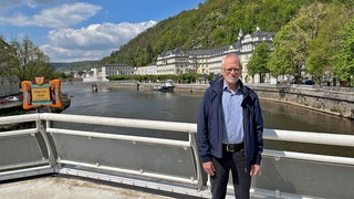 Dr. Hans-Jürgen Sarholz, ehemaliger Stadtarchivar von Bad Ems auf einer Brücke über der Lahn bei Bad Ems