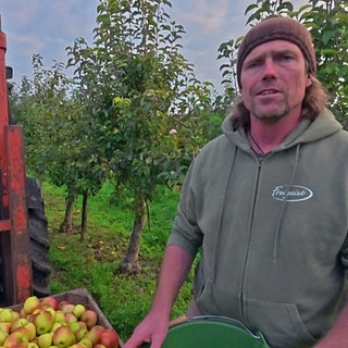 Landschaftsgärtner Michael Wiersch in der Apfelplantage