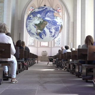 Erdkugel in der Kirche