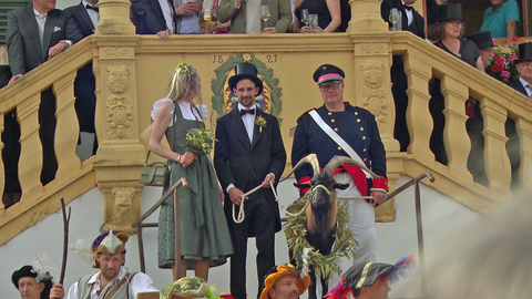 Das Lambrechter Hochzeitspaar bringt den Heißbock nach Deidesheim zur Versteigerung.