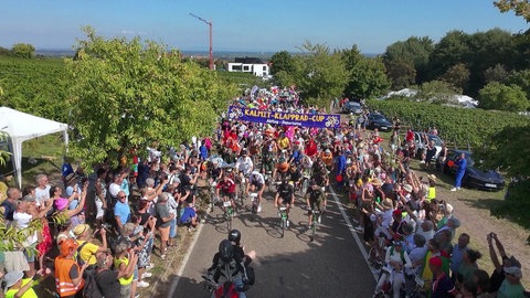Über 1000 Klapprad-Fans beim Start des Kalmit-Klapprad-Cups in Maikammer.