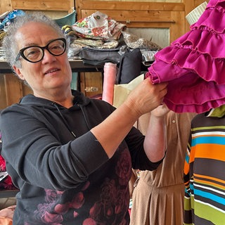 Kostümbildnerin Ulli Kremer aus Trier in ihrem Atelier