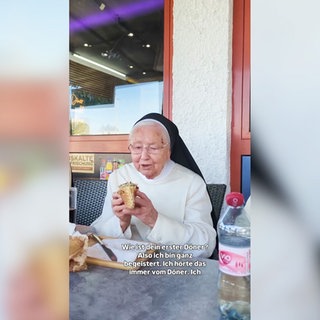 Schwester Irmingard bei ihrem ersten Döner - mit 92 Jahren.