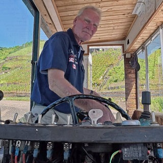 Wolfgang Borchhardt ist Fährmann bei Pünderich an der Mosel