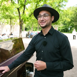Speyerer Straßenpianist mit rollendem Piano: Mert Aygün