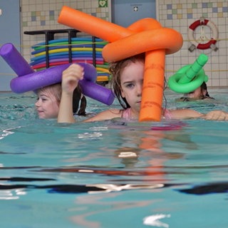 Kinder aus Remagen beim Schwimmunterricht in Unkel
