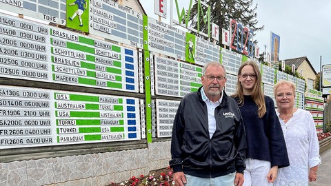 Familie Rosche vor ihrem "WM-Zaun"