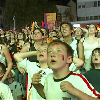 Publikum beim Public Viewing in Kaiserslautern bei der WM 2006.