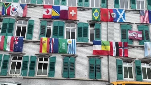 Haus mit Flaggen der WM-Länder