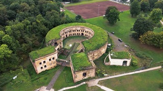 Fort Asterstein: Eine alte, verfallene Festung in Koblenz