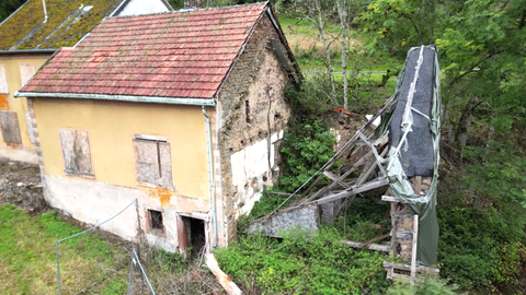 Verlassene und zerfallene Häuser des Staudenhofs in der Eifel.